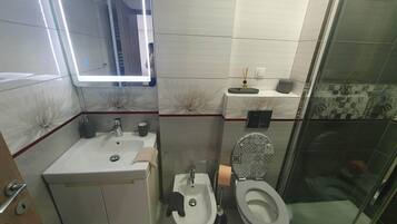 Douche, sĂšche-cheveux, bidet, serviettes fournies