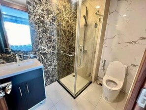 Shower, hair dryer, towels, soap - 2-bedroom condo in delightful Muang Pattaya with AC, WiFi, fitness room (Muang Pattaya)