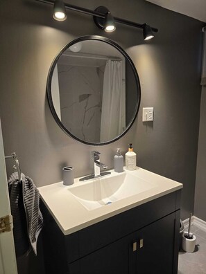 ヘアドライヤー、タオル、石鹸、シャンプー