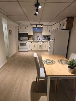 冷蔵庫、電子レンジ、オーブン、コンロ