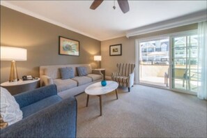 Smart TV, fireplace, DVD player, table tennis - Cozy resort in lovely Carlsbad WALK TO BEACH, wifi, fitness room, FREE parking (Carlsbad)