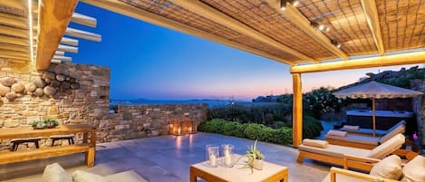 تناول الطعام بالخارج