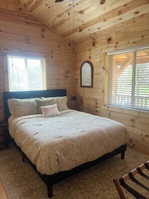 1 bedroom, WiFi, bed sheets - Dwelling Place - Shalom Cabin with private hot tub, Shalom Cabin (Gays Mills)