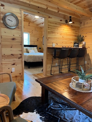 1 bedroom, WiFi, bed sheets - Dwelling Place - Shalom Cabin with private hot tub, Shalom Cabin (Gays Mills)