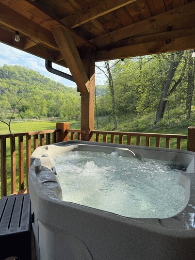 Shalom cabin with private hot tub, Shalom Cabin