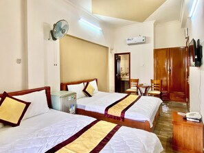 Family Room | Desk, free WiFi