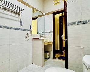 Family Room | Bathroom | Shower, towels, soap, shampoo - Duc Phuc Hotel (Ho Chi Minh City)