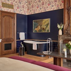 Suite Héritage | Coin séjour | TV connectée de 82 cm avec chaînes numériques, services de streaming