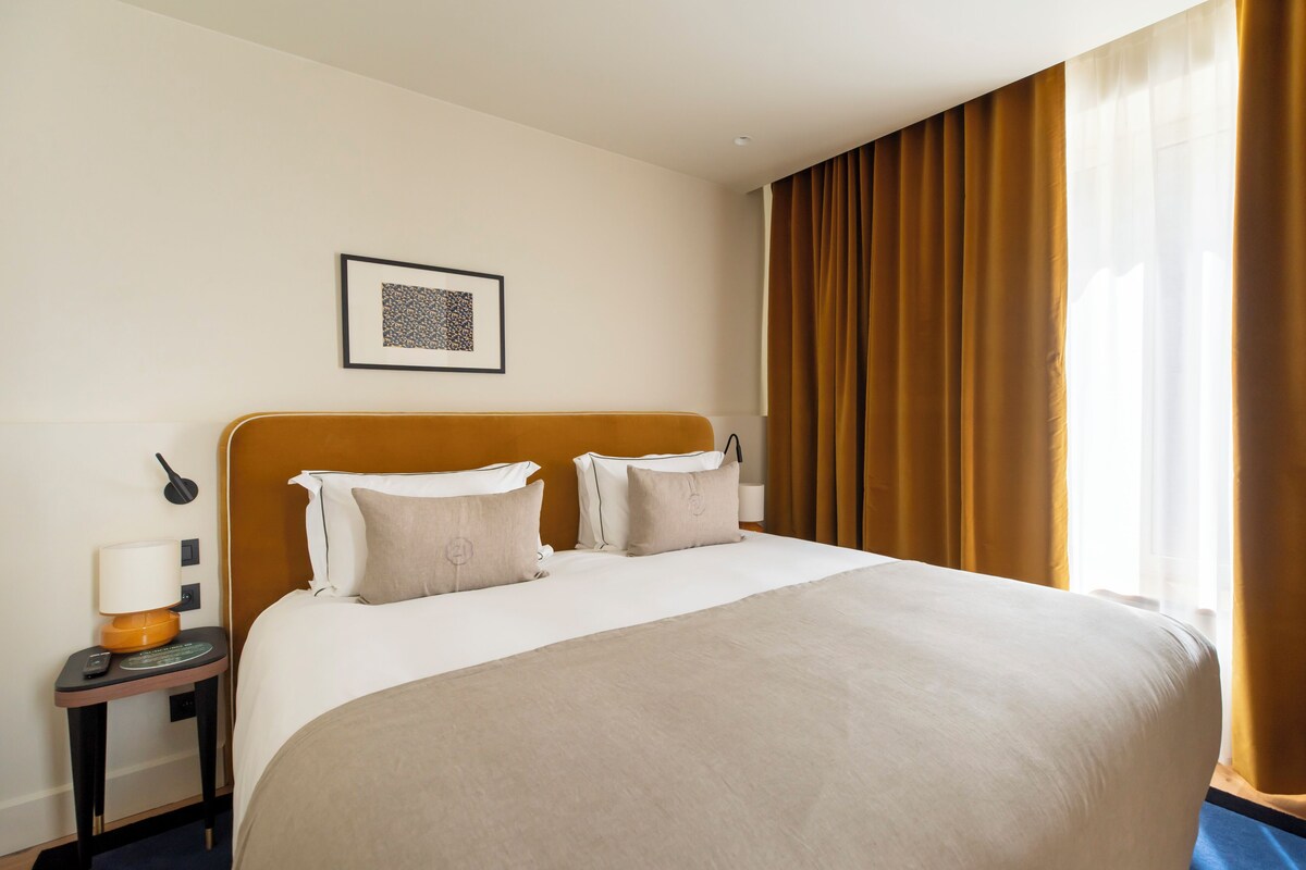Résidence Prestige | Minibar, in-room safe, desk, laptop workspace