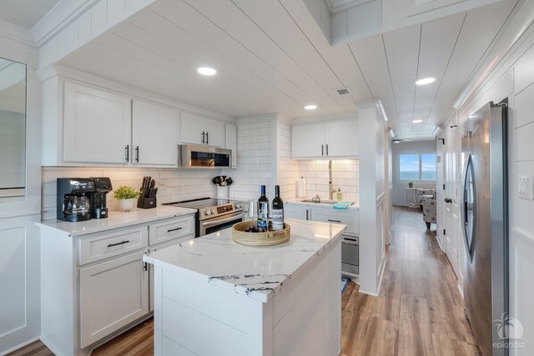 Een koelkast, een magnetron, een oven, een kookplaat