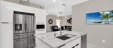 冷蔵庫、電子レンジ、オーブン、コンロ