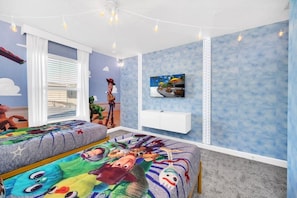 4 bedrooms, iron/ironing board, WiFi, bed sheets