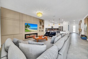 TV, table football - Storey Lake 9 BR Villa With Games Room (Kissimmee)