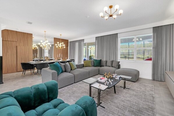 Téléviseur, table de baby-foot