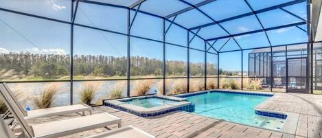 حمّام سباحة مُدفَّأ