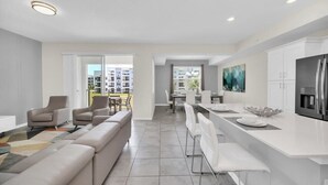 Eine moderne Wohnung mit Wohnbereich, Essplatz und Küche.