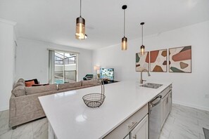 Interior - Amazing Story Lake Town Home With Pool (Kissimmee)