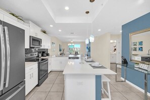 Fridge, microwave, oven, dishwasher - Amazing Story Lake Brand New Condo (Kissimmee)