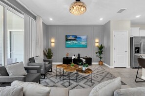 TV - Little Mermaid Theme 5 Bed 5 Bath Upscale Pool Home! (Davenport)