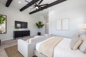 5 Schlafzimmer, Schreibtisch, Bügeleisen/Bügelbrett, Reisekinderbett