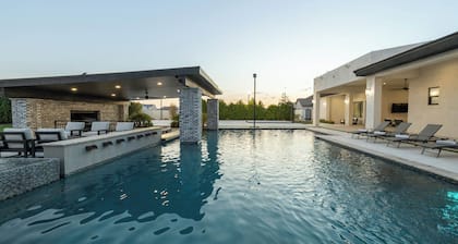 Lux Family Villa: Pool/Spa Basketball & Pickleball