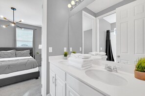 9 chambres, fer et planche à repasser, Wi-Fi, draps fournis