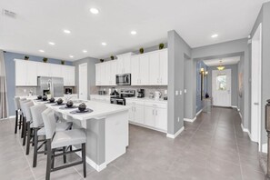 Réfrigérateur, micro-ondes, four, lave-vaisselle