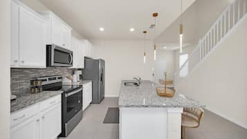 Réfrigérateur, micro-ondes, four, lave-vaisselle