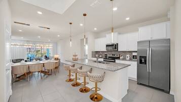 Réfrigérateur, micro-ondes, four, lave-vaisselle