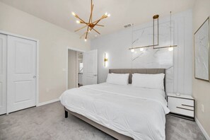 7 bedrooms, iron/ironing board, WiFi, bed sheets - Brand New Windsor Island Resort 7 Bedroom Luxury Villa (Davenport)