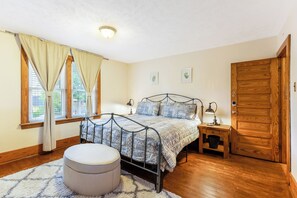 5 bedrooms, WiFi, bed sheets