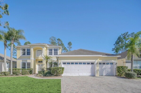 Exterior - Large 7 bed villa overlooking golf course (Davenport)