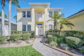 Exterior - Large 7 bed villa overlooking golf course (Davenport)