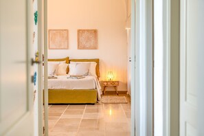 5 habitaciones, escritorio y tabla de planchar con plancha 