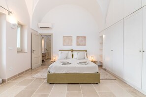 5 عدّة غرف نوم ومكتب وم كواة/لوح كي وسرير سفر