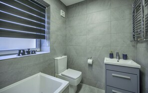 Secador de pelo, toallas, jabón y papel higiénico