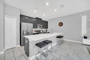 Fridge, microwave, stovetop, dishwasher