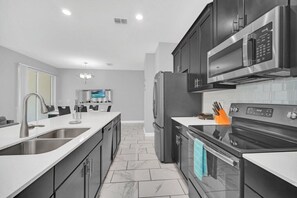 Fridge, microwave, stovetop, dishwasher - Luxury Champions Gate 4 Bedroom Town Home on Resort Community (Davenport)