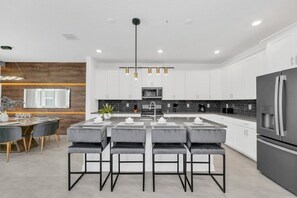 Fridge, microwave, oven, stovetop - Ultimate Bespoke 6 Bedroom Champions Gate Pool Villa (Davenport)