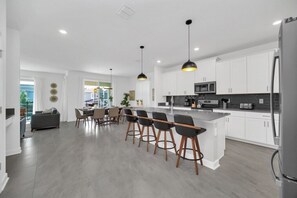 Fridge, microwave, oven, stovetop - Ultimate Bespoke 6 Bedroom Champions Gate Pool Villa (Davenport)