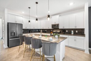 Fridge, microwave, dishwasher, coffee/tea maker - Ultimate Bespoke 6 Bedroom Champions Gate Pool Villa (Davenport)