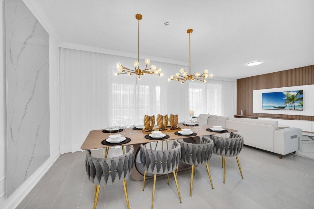 Een moderne eetruimte met een marmeren wand, een houten eettafel gedekt voor vier personen en een witte bank op de achtergrond.