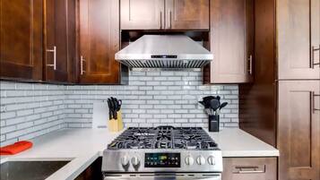 Een magnetron, een oven, een kookplaat, een vaatwasser