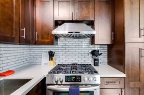 Een magnetron, een oven, een kookplaat, een vaatwasser