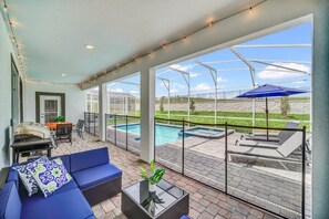 Outdoor dining - Luxury 6 Bedroom 5 Bathroom Gated Resort Villa Close to Disney! (Davenport)