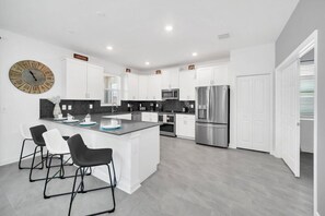 Fridge, microwave, oven, stovetop - Luxury 6 Bedroom 5 Bathroom Gated Resort Villa Close to Disney! (Davenport)