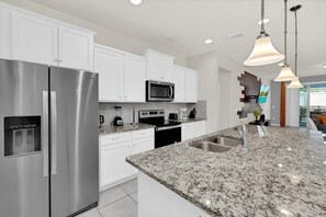 Kjøleskap, ovn, oppvaskmaskin og kaffetrakter/tekoker