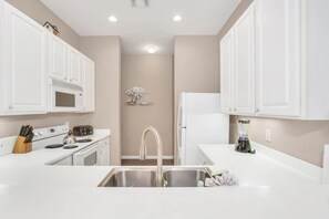 Fridge, microwave, oven, dishwasher - Bahama Bay Caribbean Island themed resort of near to Disney (Davenport)