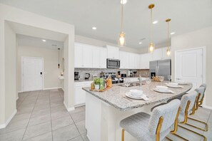 Mikrowelle, Ofen, Geschirrspüler, Wasserkocher mit Kaffee-/Teezubehör