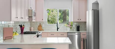 Jääkaappi, mikroaaltouuni, uuni, liesi